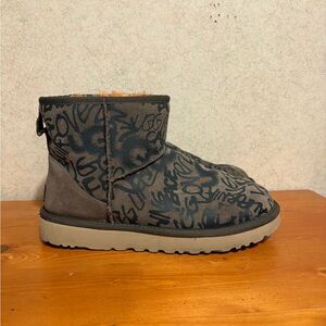 UGG Classic Street Graffiti Mini Ankle Boot EUC Womens Size 9 SN1105443